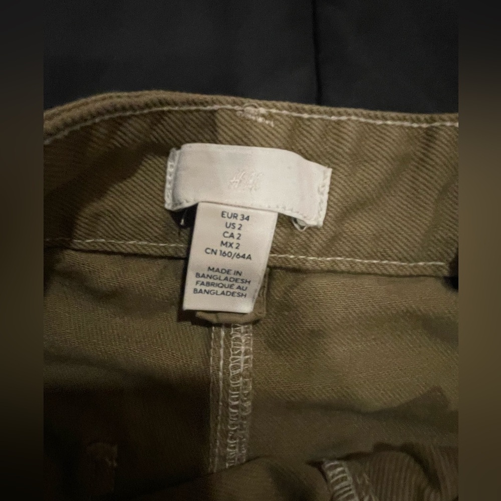 Khaki colored pants with pockets on the side